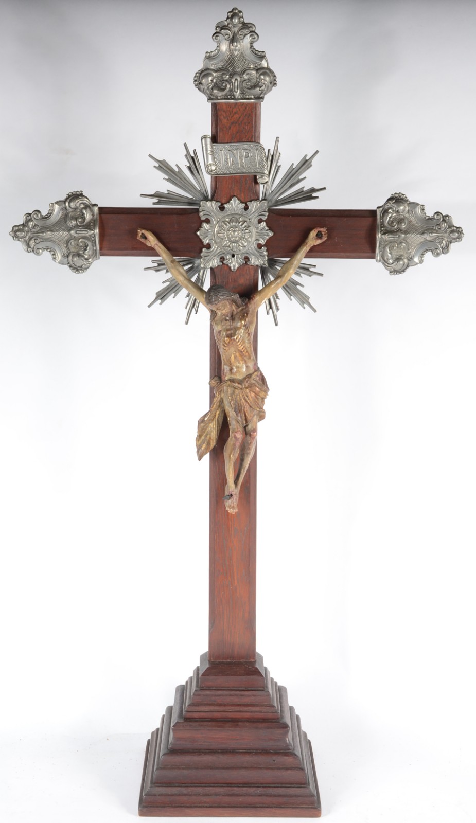 Crucifixo de madeira nobre com figura de Cristo ricamente entalhada... - foto 1 de 4