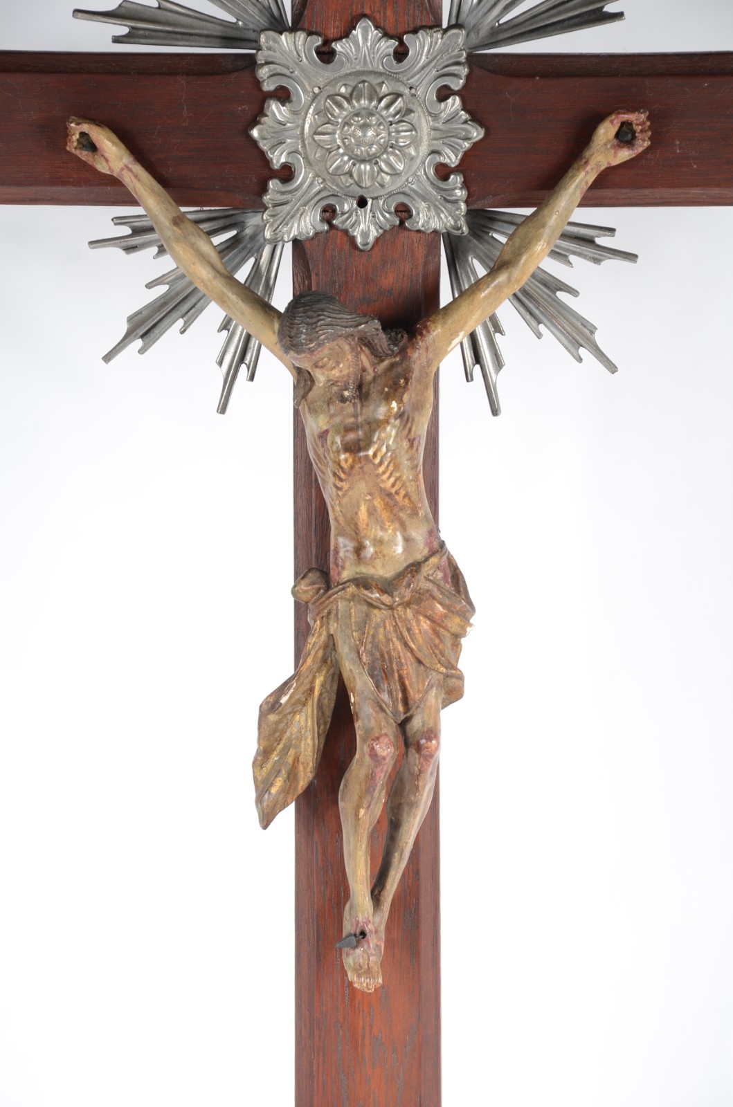 Crucifixo de madeira nobre com figura de Cristo ricamente entalhada... - foto 2 de 4