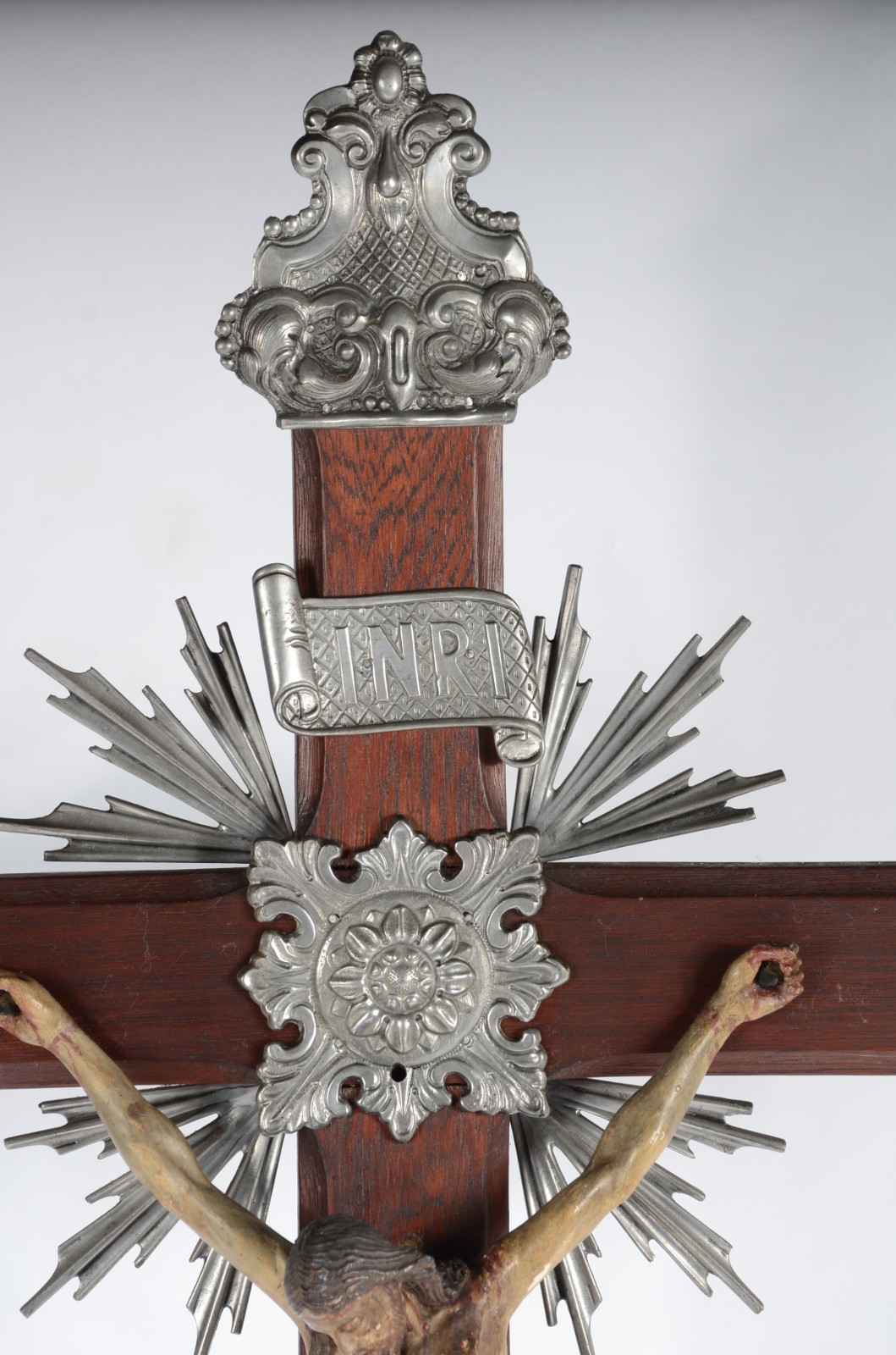 Crucifixo de madeira nobre com figura de Cristo ricamente entalhada... - foto 3 de 4