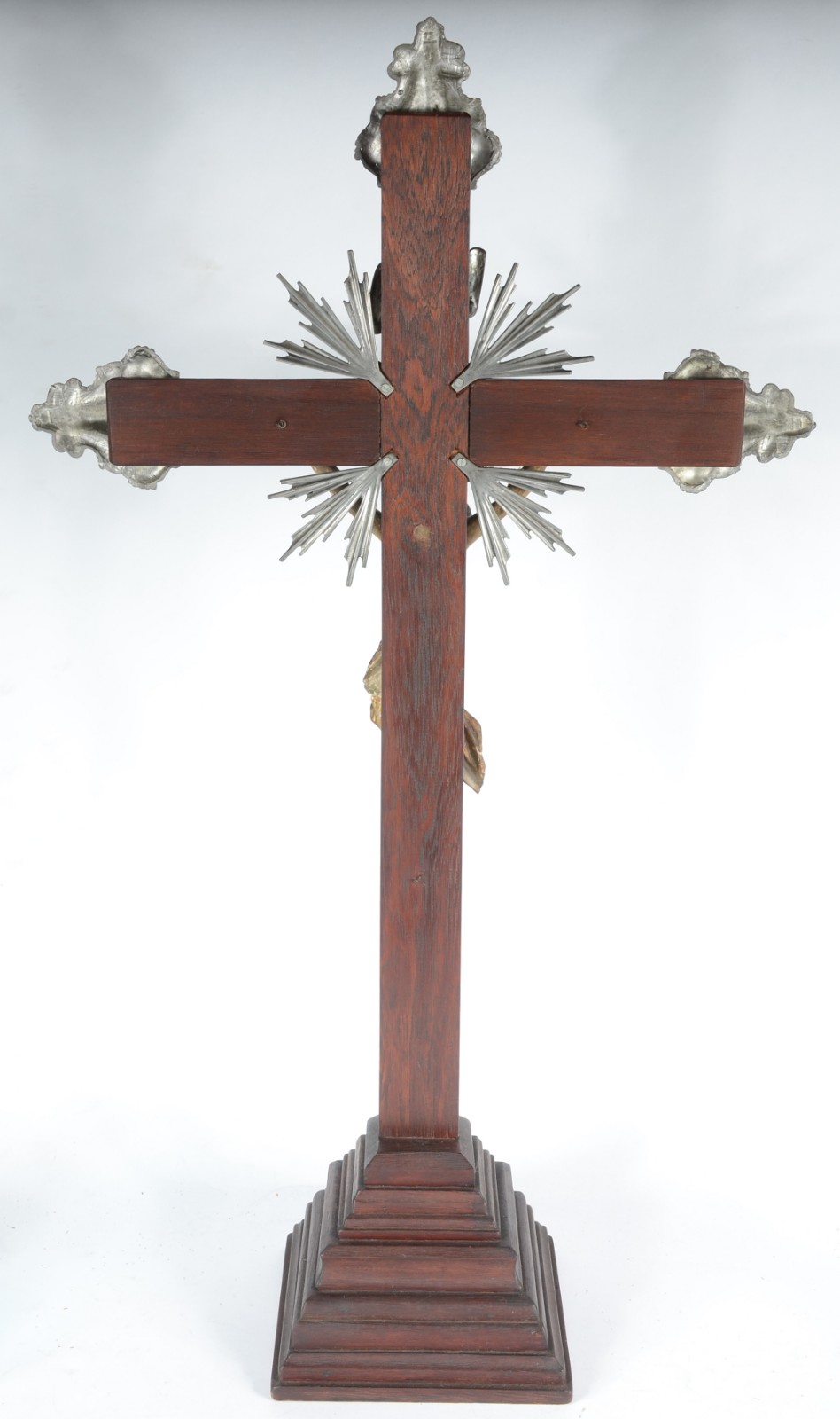 Crucifixo de madeira nobre com figura de Cristo ricamente entalhada... - foto 4 de 4