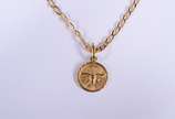 Colar com pendente com medalha de ouro 18 k., c... - Colar com pendente com medalha de ouro 18 k., contraste 750 mls.  (Por motivos de segurança a peça não se encontra na loja).