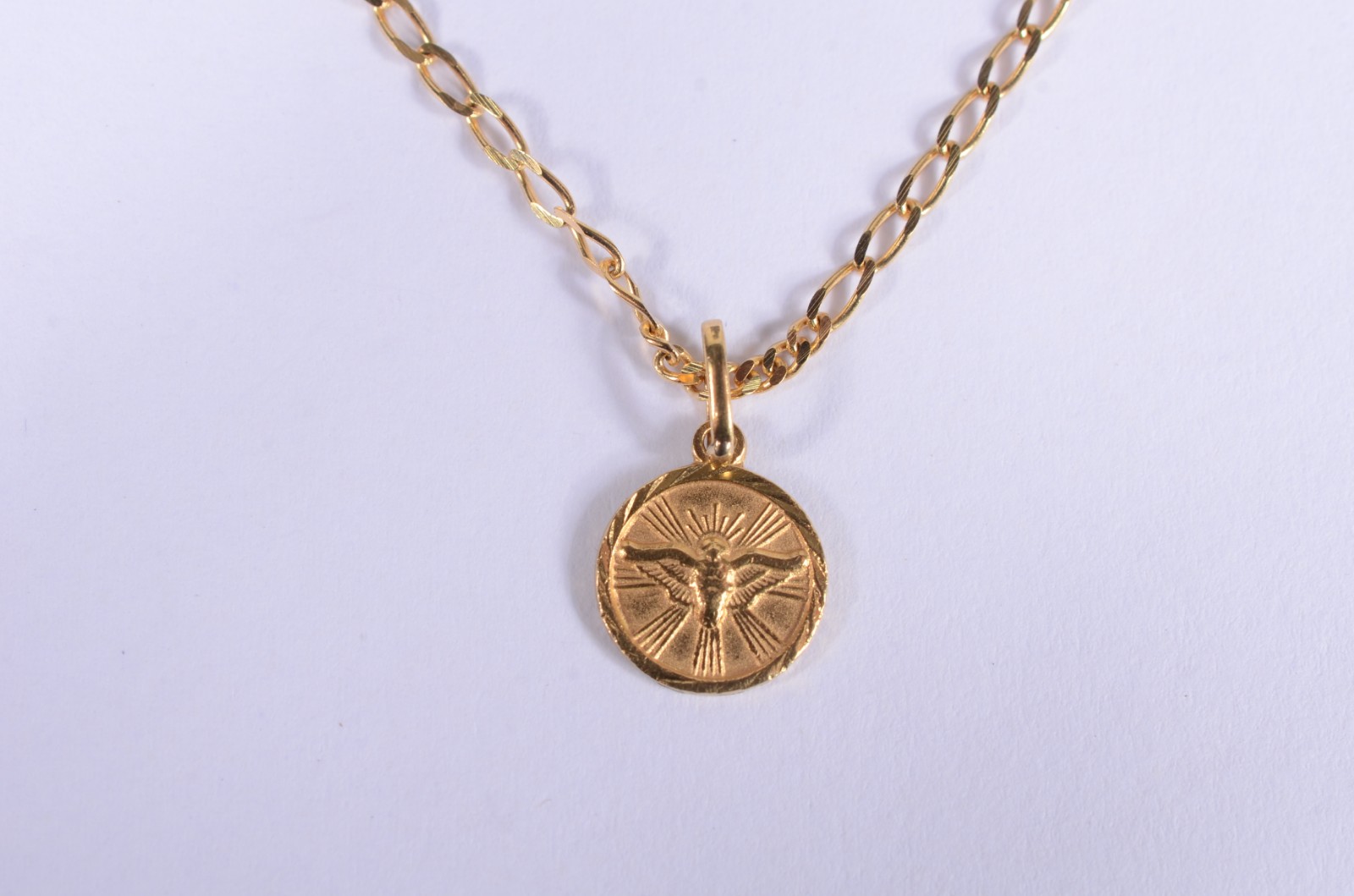 Colar com pendente com medalha de ouro 18 k., contraste 750 mls. (Por... - foto 3 de 5