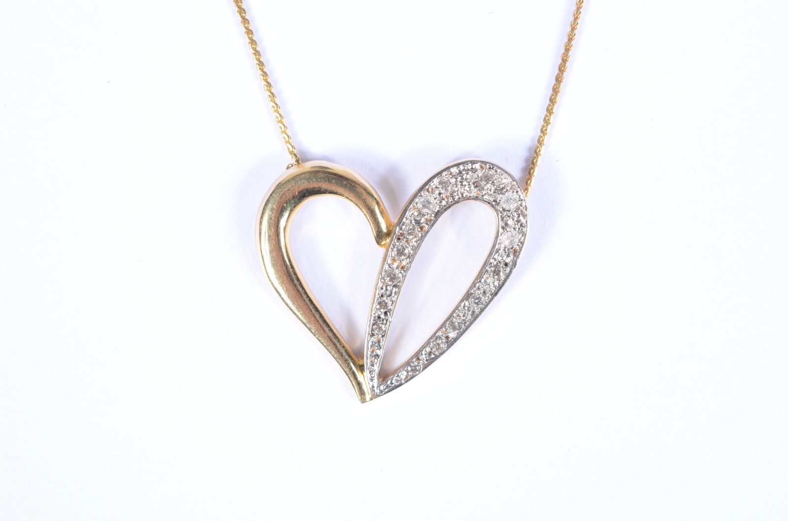 Colar com pendente na forma de coração vazado de ouro 18 k... - foto 1 de 6