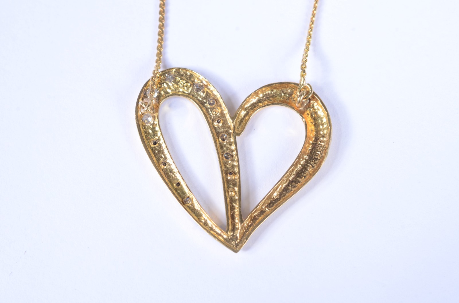 Colar com pendente na forma de coração vazado de ouro 18 k... - foto 3 de 6