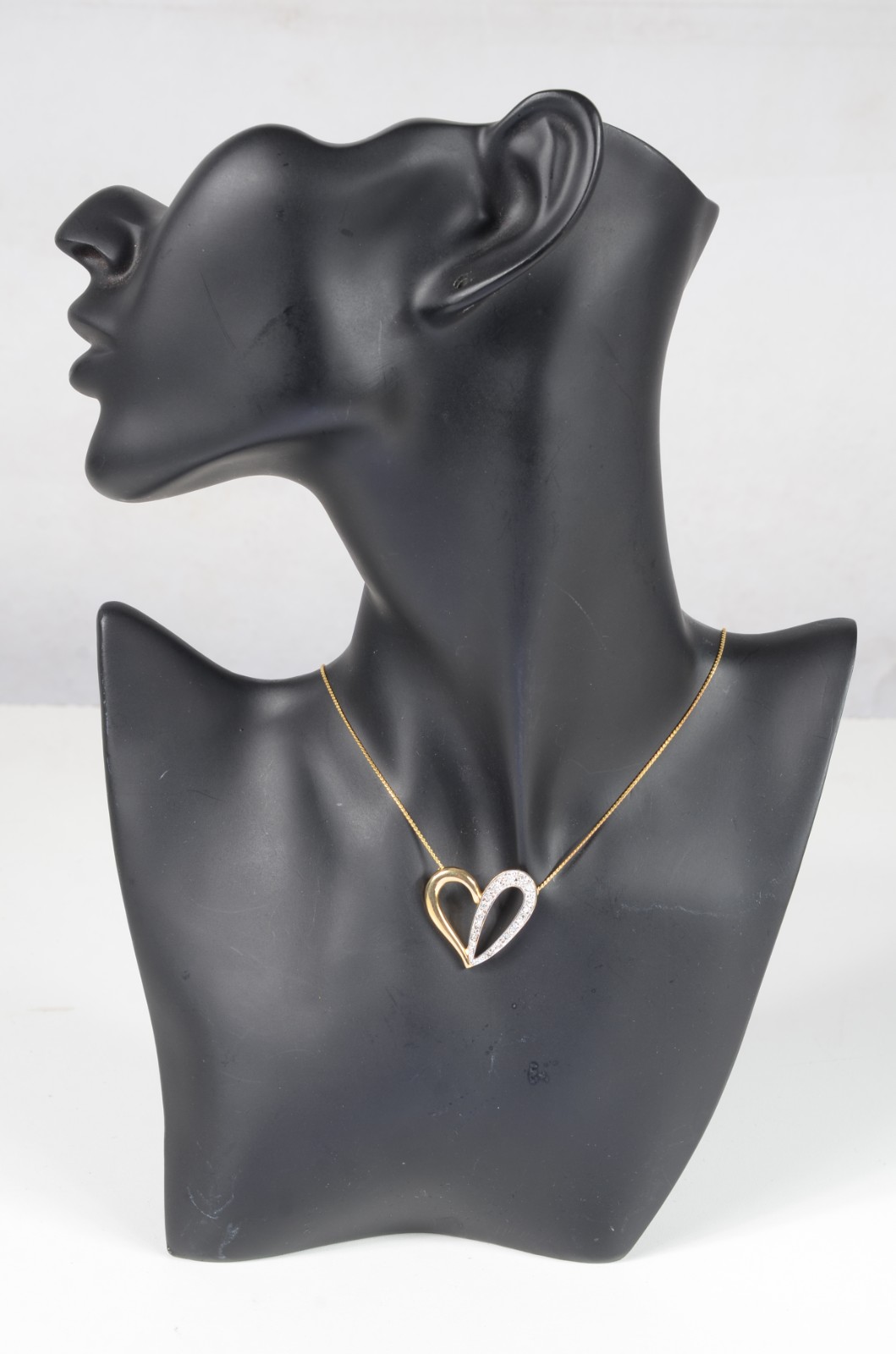 Colar com pendente na forma de coração vazado de ouro 18 k... - foto 5 de 6
