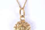 Colar com pendente de sol de ouro 18 k., contra... - Colar com pendente de sol de ouro 18 k., contraste 750 mls. (Por motivos de segurança a peça não se encontra na loja).