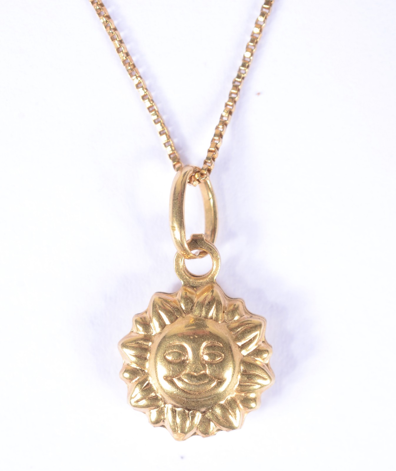 Colar com pendente de sol de ouro 18 k., contraste 750 mls. (Por... - foto 3 de 6