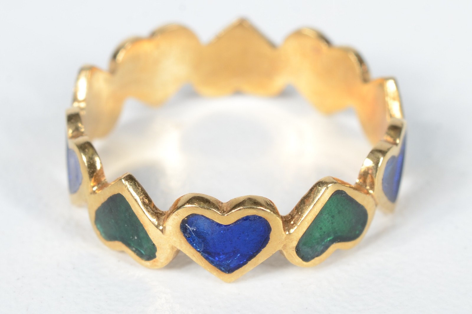 Anel de ouro 18 k., na forma de coração com detalhes em esmalte. Aro... - foto 1 de 2