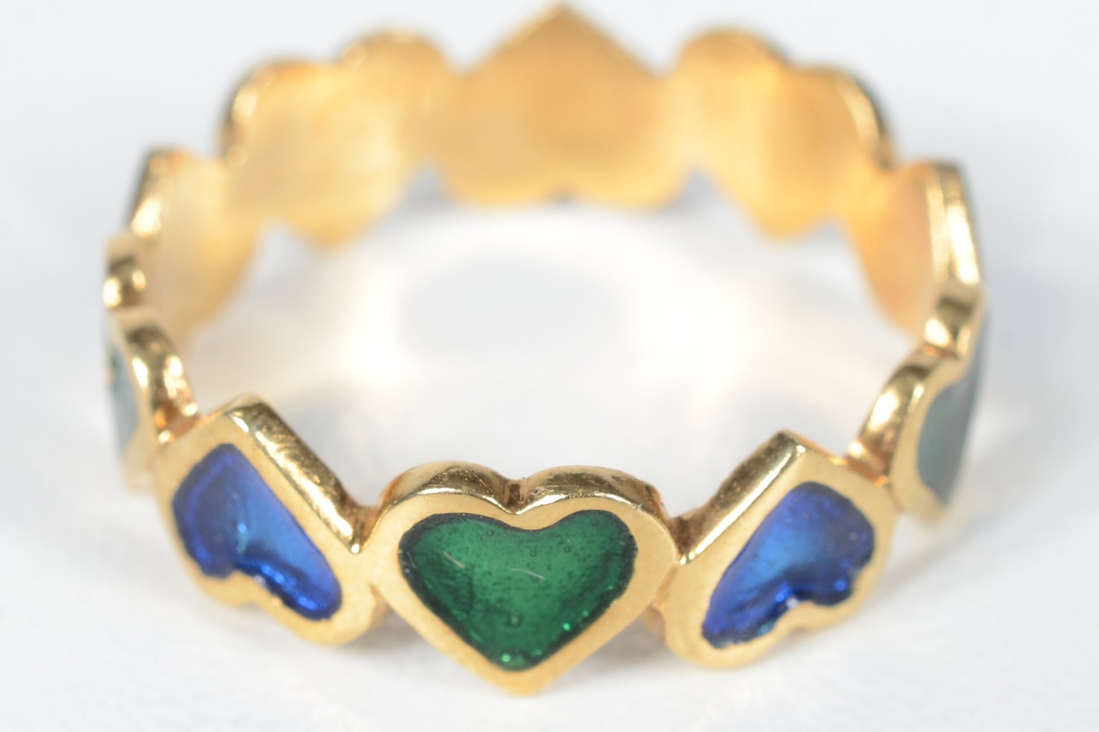 Anel de ouro 18 k., na forma de coração com detalhes em esmalte. Aro... - foto 2 de 2