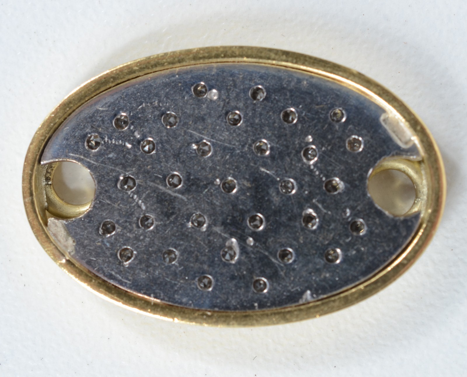 Pendente oval de ouro branco e ouro 18 k., com brilhantes. (Por... - foto 2 de 2