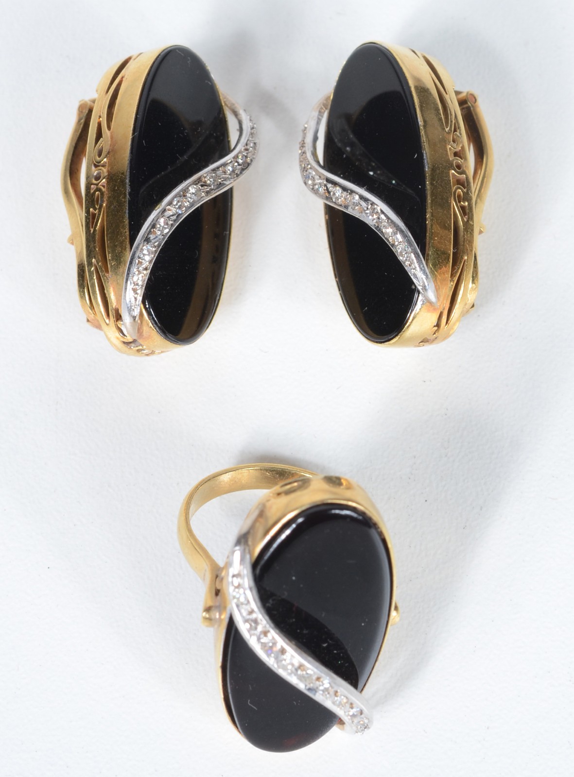 Conjunto de par de brincos de pressão e anel de ouro 18 k., contraste... - foto 1 de 5