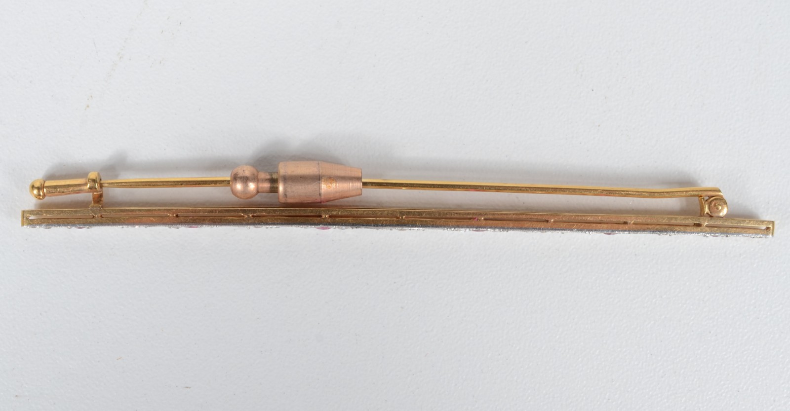 Barrete de platina e ouro 18 k., pedras vermelhas e brilhantes. (Por... - foto 4 de 6