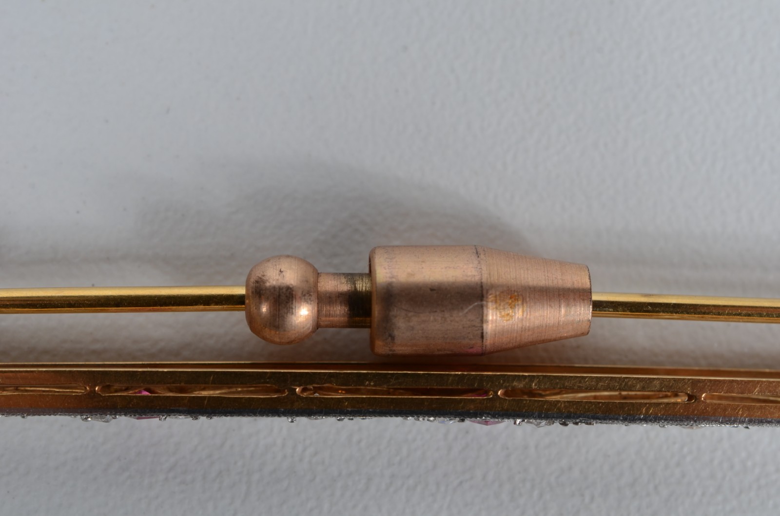Barrete de platina e ouro 18 k., pedras vermelhas e brilhantes. (Por... - foto 5 de 6