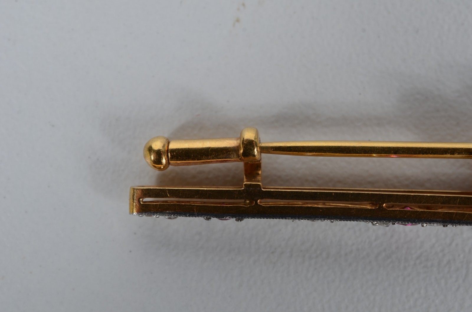 Barrete de platina e ouro 18 k., pedras vermelhas e brilhantes. (Por... - foto 6 de 6