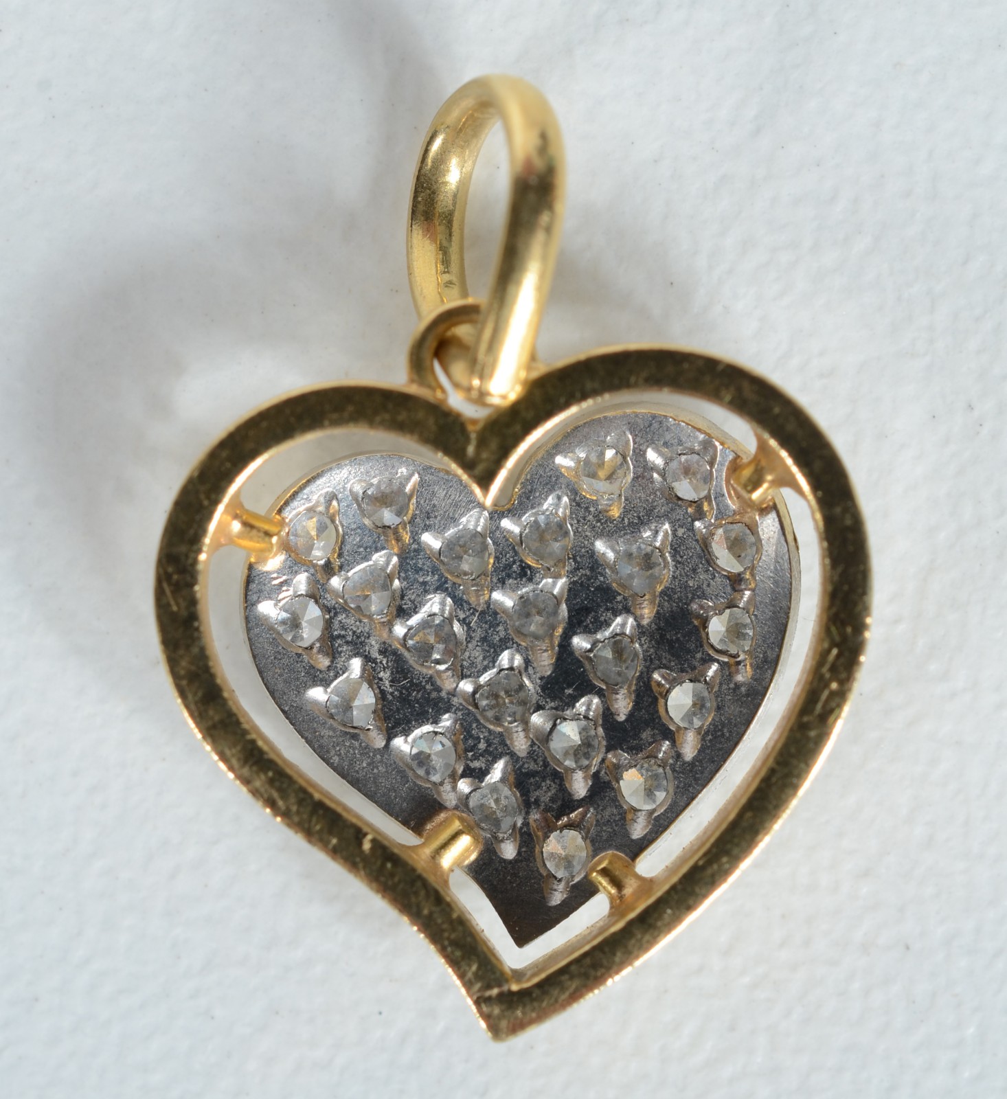 Pendente na forma de coração de ouro 18 k., com brilhantes. (Por... - foto 2 de 3