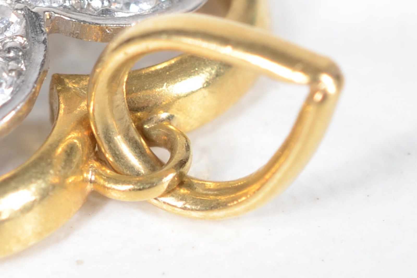 Pendente na forma de coração de ouro 18 k., com brilhantes. (Por... - foto 3 de 3