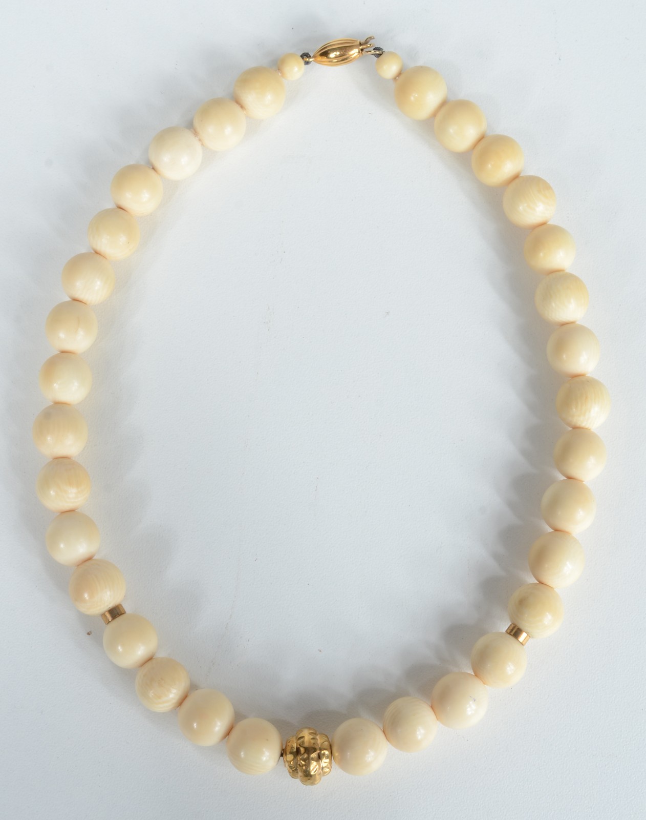 Colar com esferas de marfim com fecho e detalhes em ouro 18 k. (Por... - foto 1 de 4