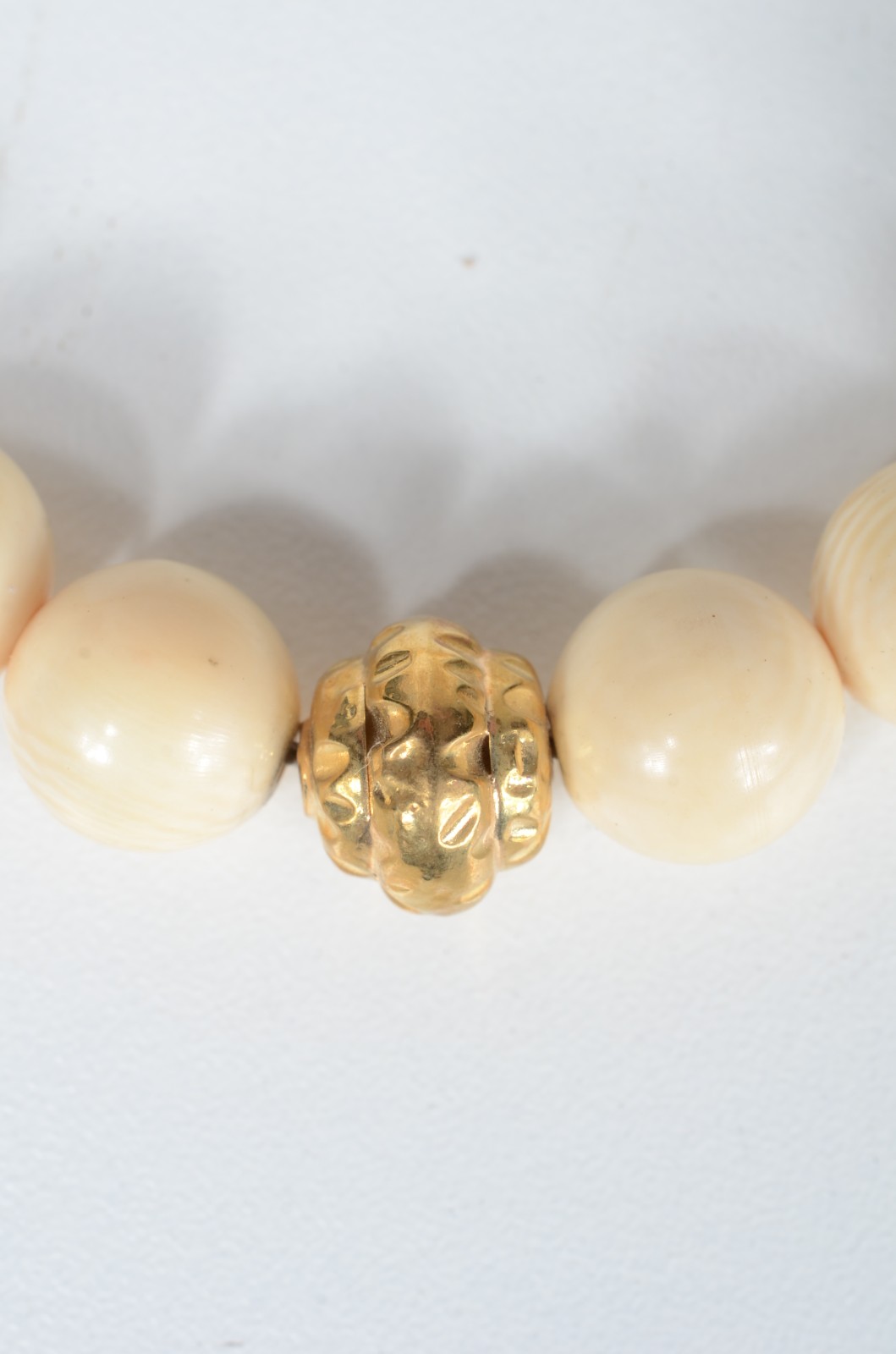 Colar com esferas de marfim com fecho e detalhes em ouro 18 k. (Por... - foto 2 de 4