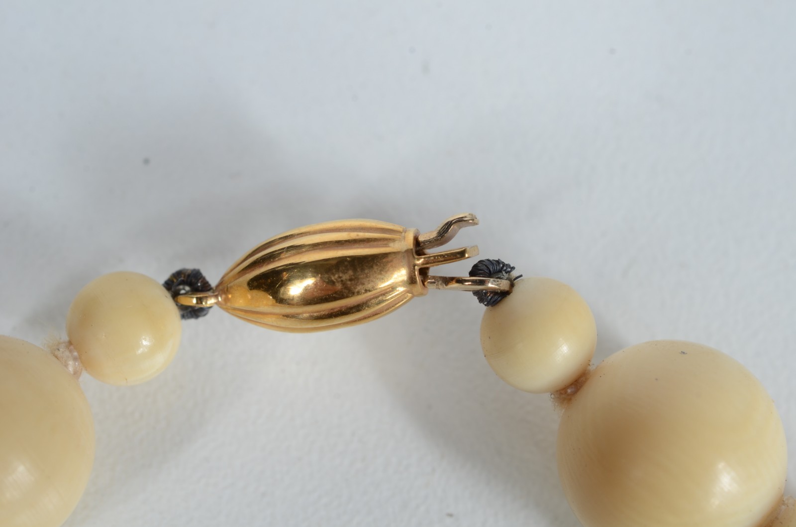 Colar com esferas de marfim com fecho e detalhes em ouro 18 k. (Por... - foto 3 de 4