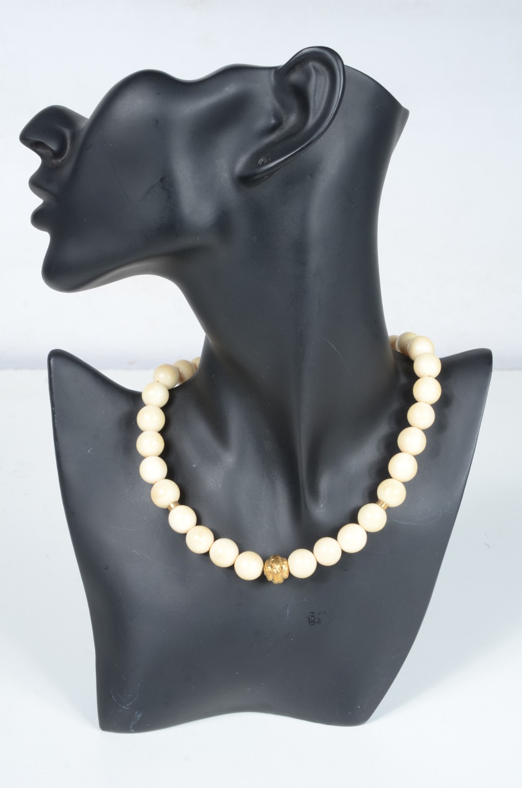 Colar com esferas de marfim com fecho e detalhes em ouro 18 k. (Por... - foto 4 de 4