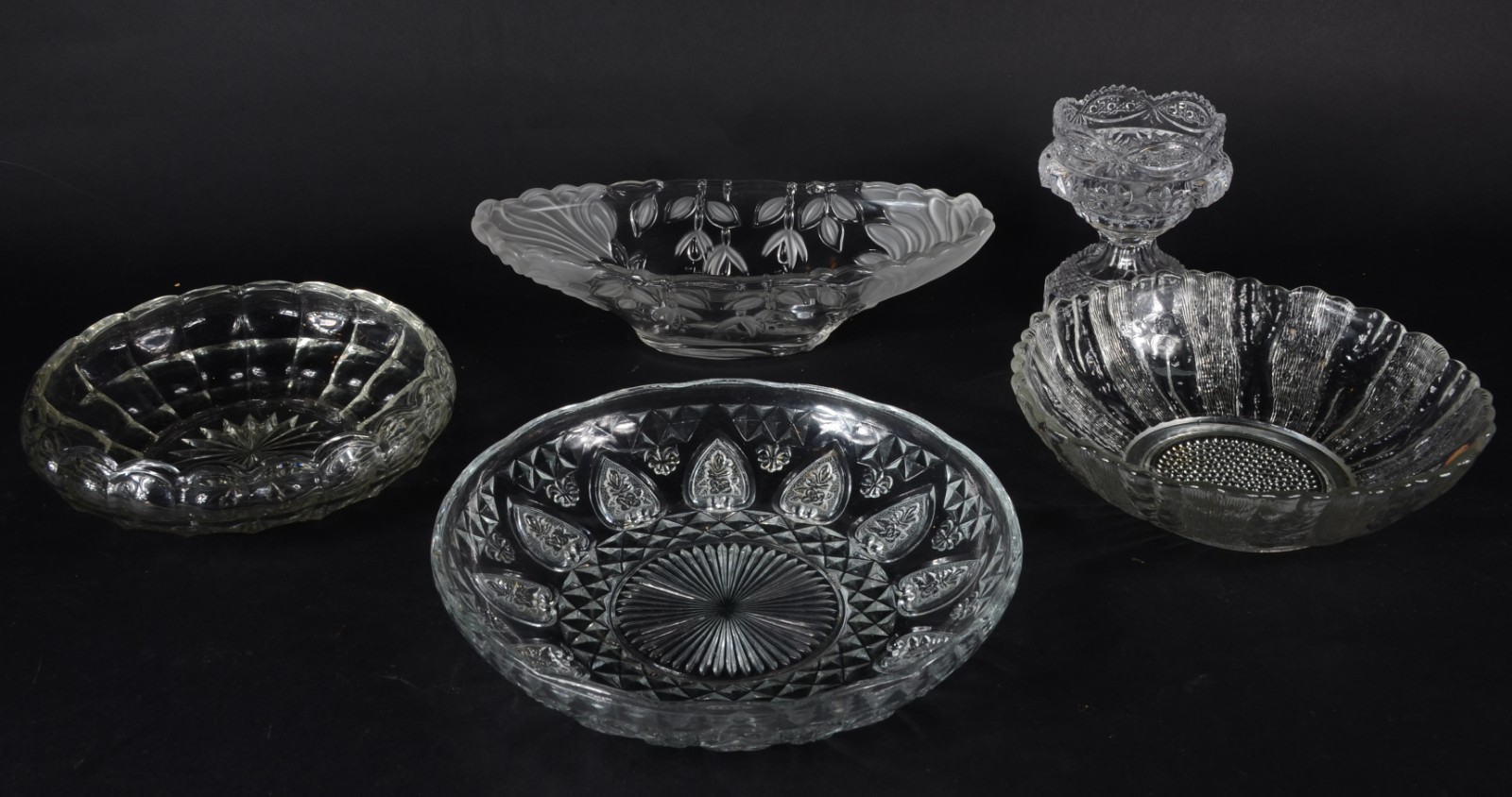 Conjunto com 5 bowls diversos de vidro. - foto 1 de 6