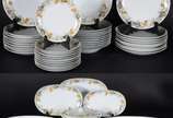 Porcelana Real (1943-1972),  - Aparelho de jantar de porcelana Real, branca com borda decorada, composto de: 19 pratos rasos, 12 pratos fundos, 12 pratos de sobremesa, sopeira e 6 t