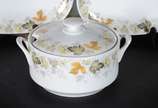 Porcelana Real (1943-1972),  - Aparelho de jantar de porcelana Real, branca com borda decorada, composto de: 19 pratos rasos, 12 pratos fundos, 12 pratos de sobremesa, sopeira e 6 t