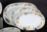 Porcelana Real (1943-1972),  - Aparelho de jantar de porcelana Real, branca com borda decorada, composto de: 19 pratos rasos, 12 pratos fundos, 12 pratos de sobremesa, sopeira e 6 t