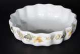 Porcelana Real (1943-1972),  - Aparelho de jantar de porcelana Real, branca com borda decorada, composto de: 19 pratos rasos, 12 pratos fundos, 12 pratos de sobremesa, sopeira e 6 t