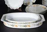 Porcelana Real (1943-1972),  - Aparelho de jantar de porcelana Real, branca com borda decorada, composto de: 19 pratos rasos, 12 pratos fundos, 12 pratos de sobremesa, sopeira e 6 t