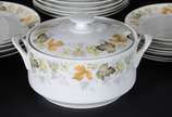 Porcelana Real (1943-1972),  - Aparelho de jantar de porcelana Real, branca com borda decorada, composto de: 19 pratos rasos, 12 pratos fundos, 12 pratos de sobremesa, sopeira e 6 t