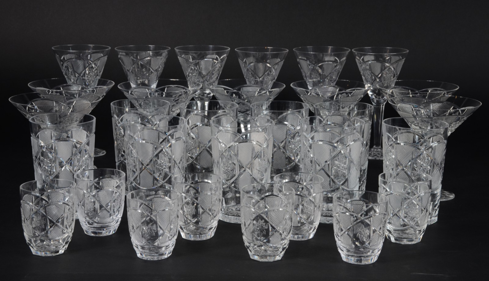 Serviço de cristal lapidado, composto de: 6 taças para vinho (um... - foto 1 de 3