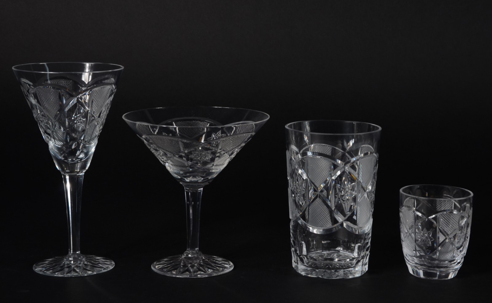 Serviço de cristal lapidado, composto de: 6 taças para vinho (um... - foto 2 de 3