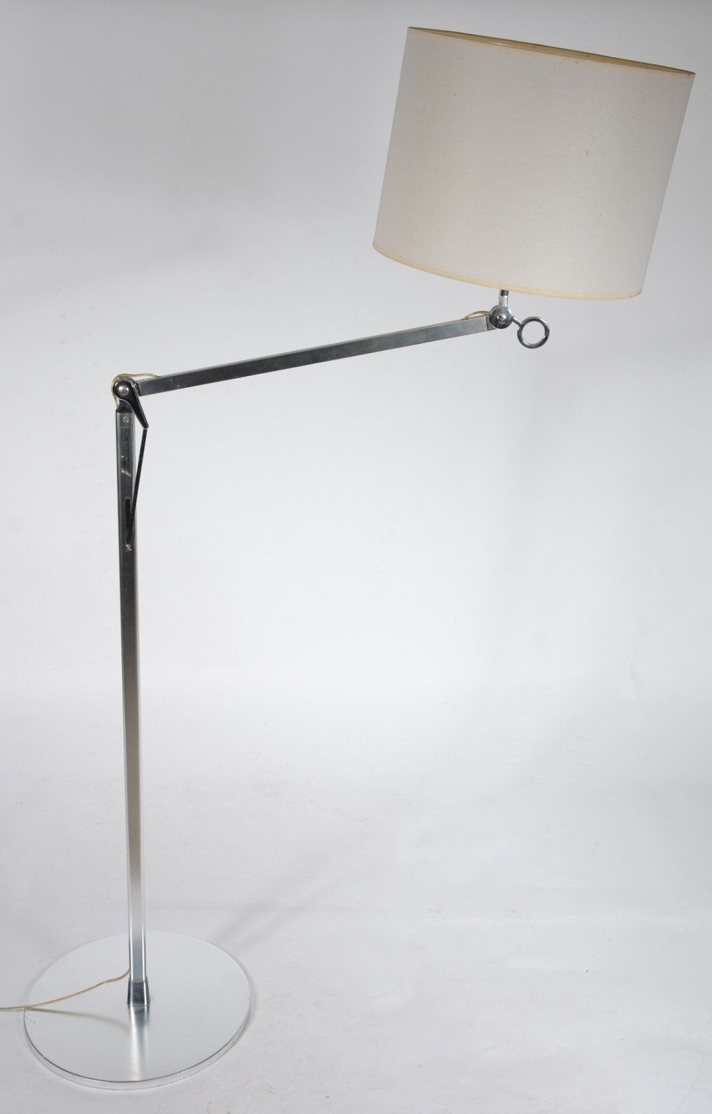 Luminária cromada articulada, cúpula na cor branca. (cúpula com... - foto 1 de 5