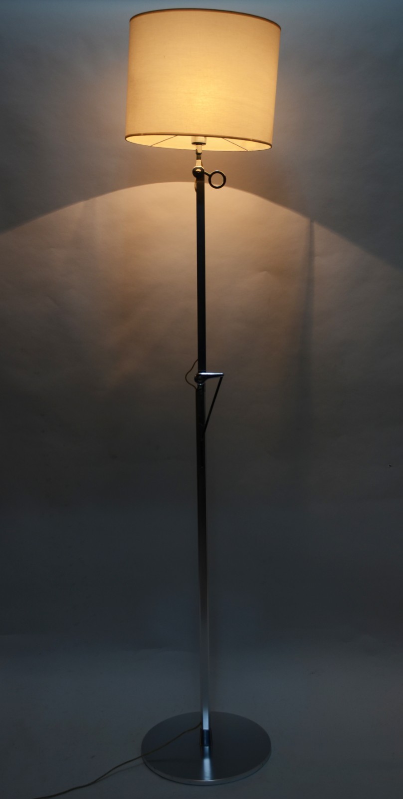 Luminária cromada articulada, cúpula na cor branca. (cúpula com... - foto 4 de 5