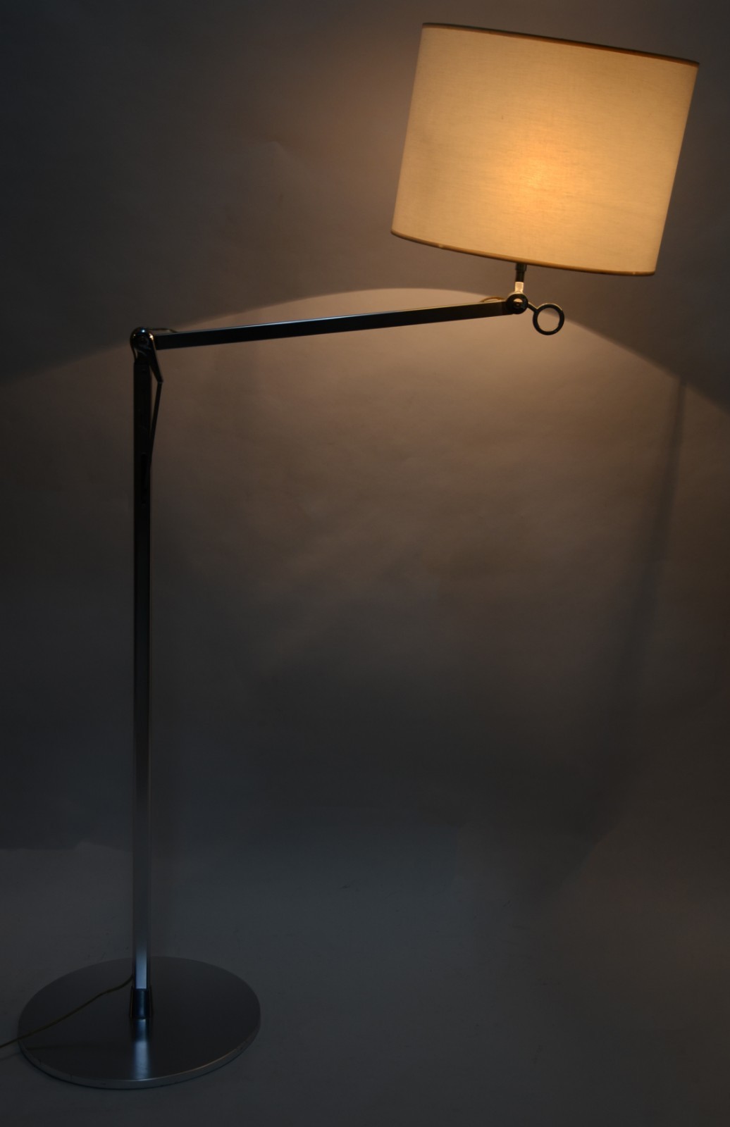 Luminária cromada articulada, cúpula na cor branca. (cúpula com... - foto 3 de 5