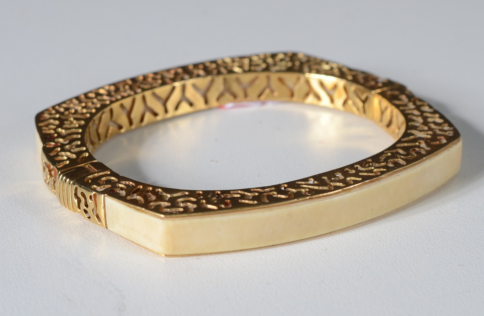 Pulseira de marfim com detalhes em ouro 18 k. (Por motivos de... - foto 1 de 3