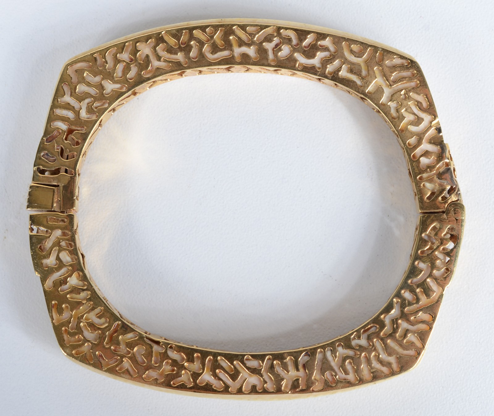 Pulseira de marfim com detalhes em ouro 18 k. (Por motivos de... - foto 2 de 3
