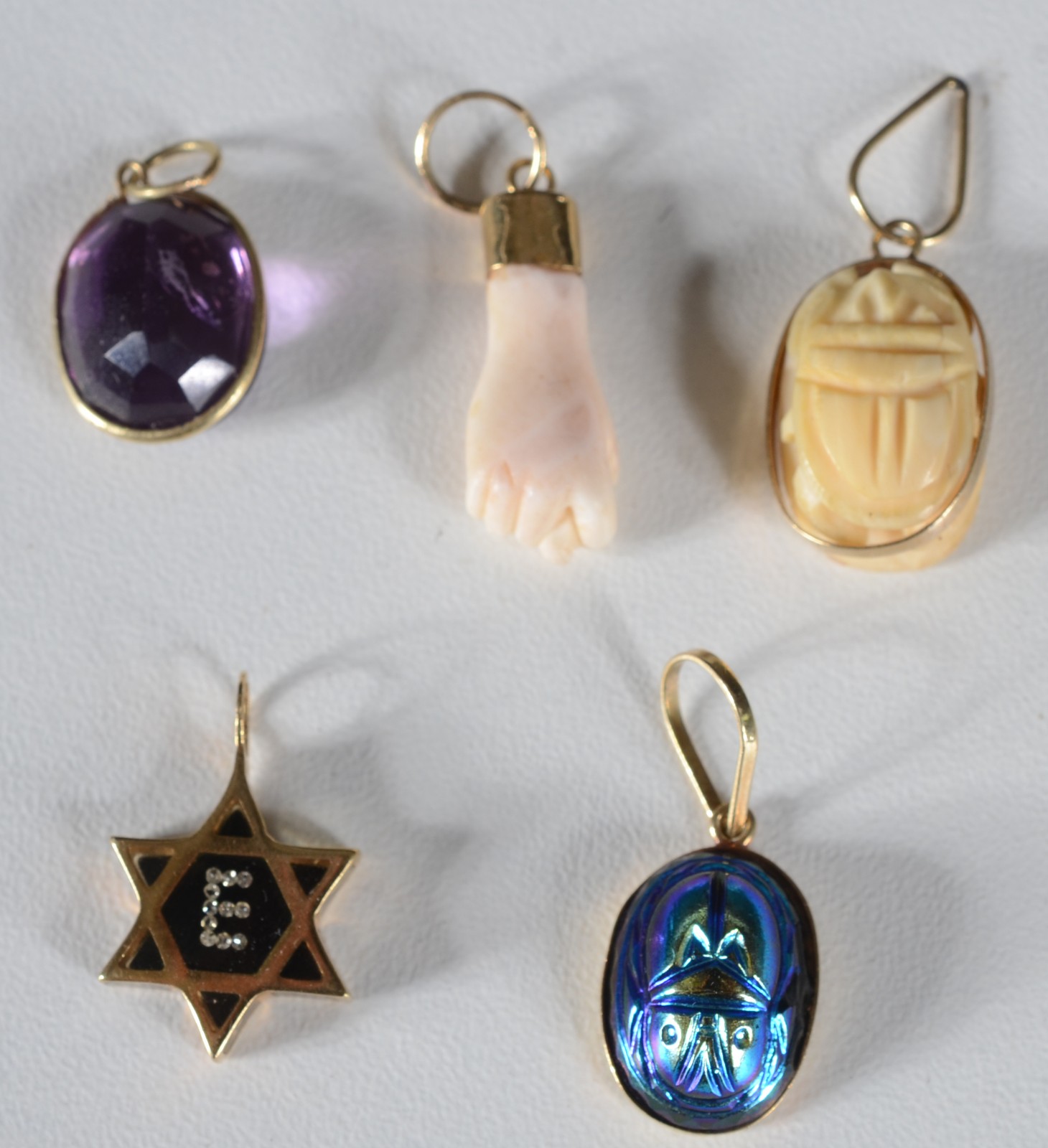 Cinco pendentes diversos com detalhes em ouro 18 k. (Por motivos de... - foto 1 de 2