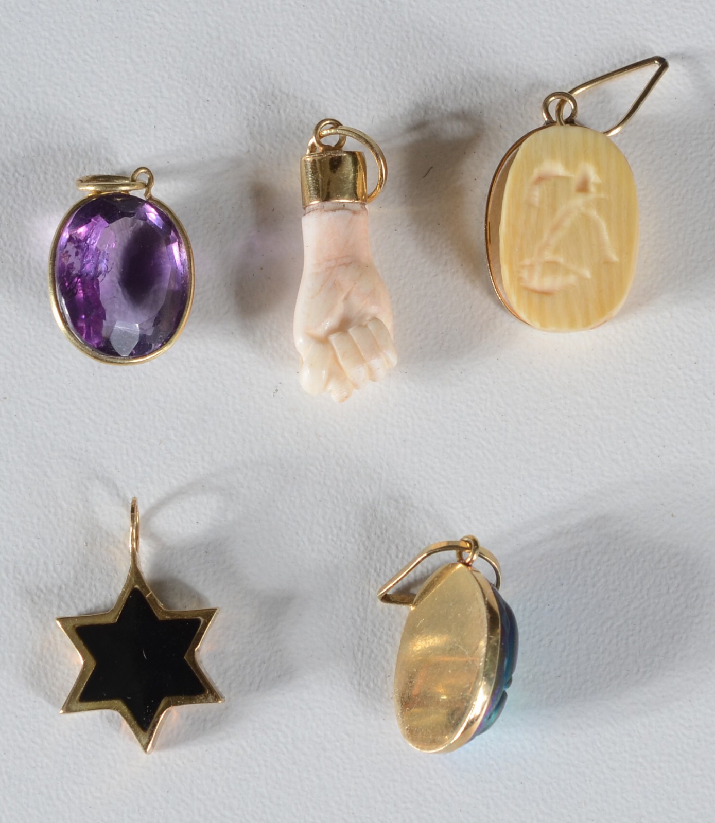 Cinco pendentes diversos com detalhes em ouro 18 k. (Por motivos de... - foto 2 de 2