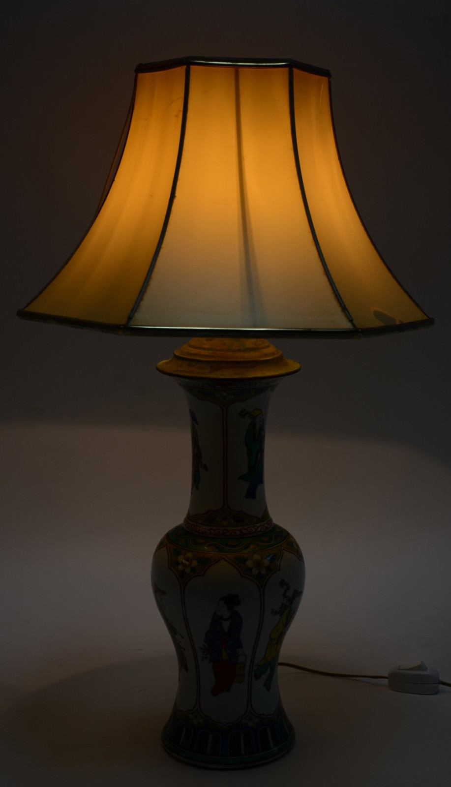 Abatjour de porcelana chinesa policromada. Cúpula rasgada. - foto 2 de 9