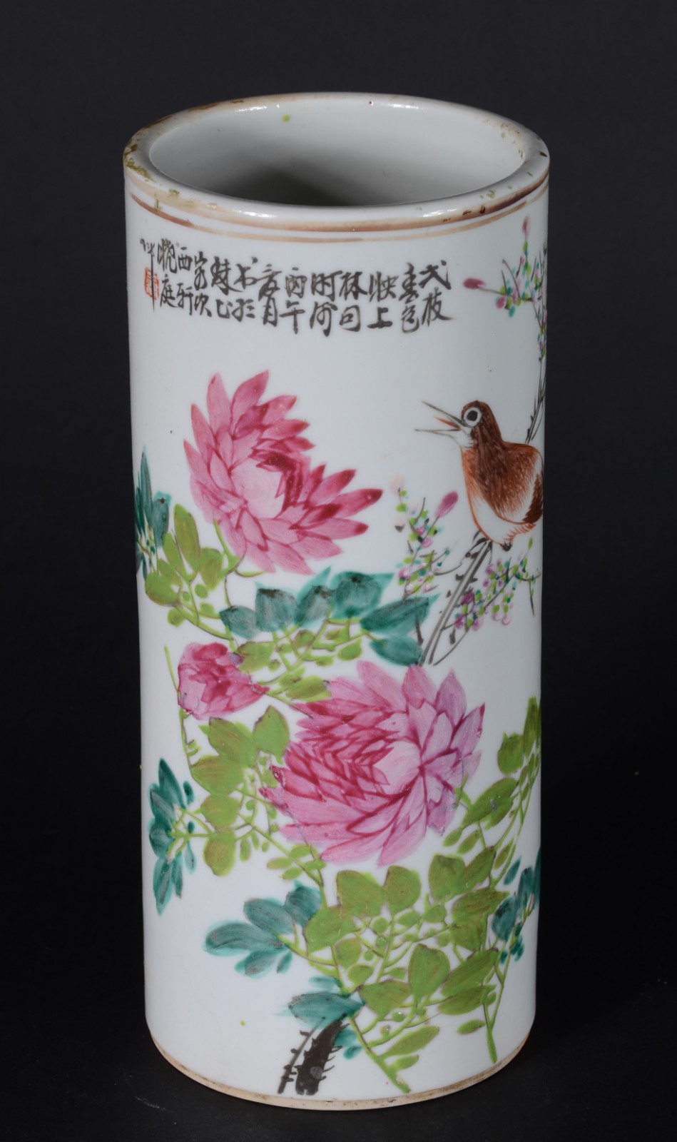 Vaso de porcelana oriental, fundo branco com pássaros e flores em... - foto 1 de 6