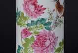 Vaso de porcelana oriental, fundo branco com pá... - Vaso de porcelana oriental, fundo branco com pássaros e flores em policromia.