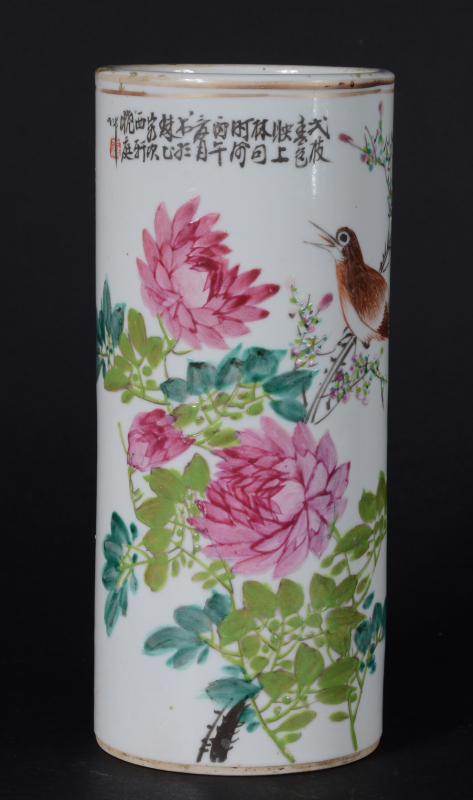 Vaso de porcelana oriental, fundo branco com pássaros e flores em... - foto 2 de 6