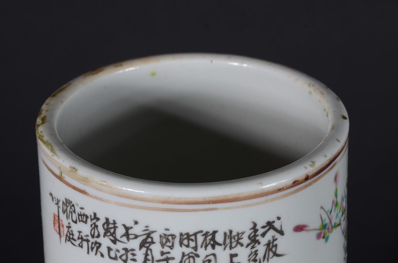 Vaso de porcelana oriental, fundo branco com pássaros e flores em... - foto 4 de 6