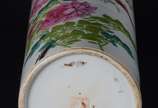 Vaso de porcelana oriental, fundo branco com pá... - Vaso de porcelana oriental, fundo branco com pássaros e flores em policromia.