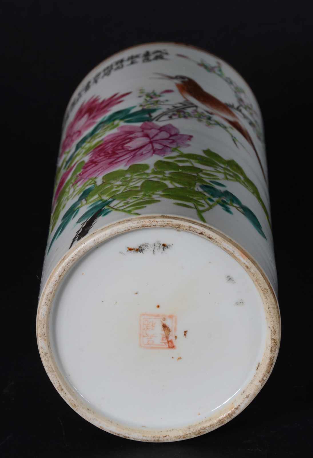 Vaso de porcelana oriental, fundo branco com pássaros e flores em... - foto 5 de 6