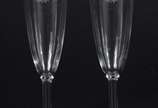 Quatro peças diversas, sendo: prato para bolo, ... - Quatro peças diversas, sendo: prato para bolo, travessa de metal prateado e duas flutes para champagne de cristal lavrado.
