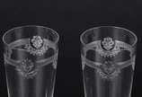 Quatro peças diversas, sendo: prato para bolo, ... - Quatro peças diversas, sendo: prato para bolo, travessa de metal prateado e duas flutes para champagne de cristal lavrado.