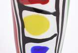 Jarro de murano decorativo com listas negras e ... - Jarro de murano decorativo com listas negras e mesclados de vermelho, azul, amarelo, verde e vermelho.<br><br>